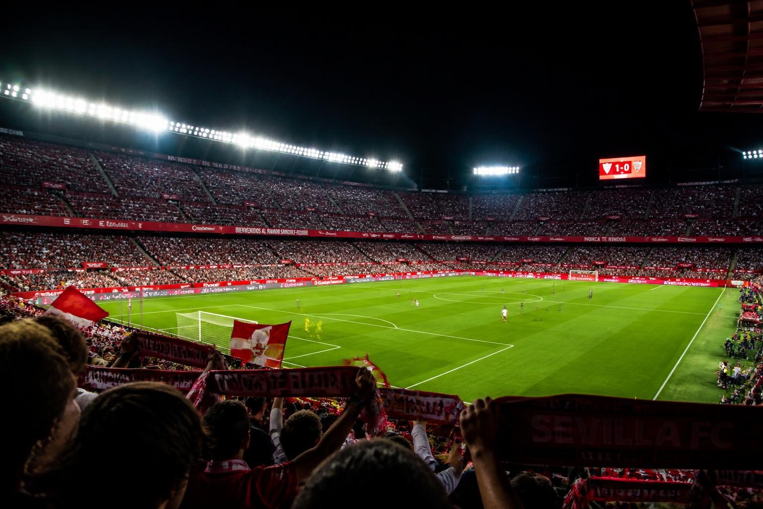 Estadio de fútbol español lleno durante un partido nocturno de LALIGA